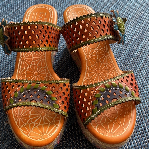 Espadrille wedge sandal by L’Artiste. Great summer sandal in a size 9 - Picture 2 of 10